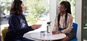 Thunderbird students meet for coffee in the global forum